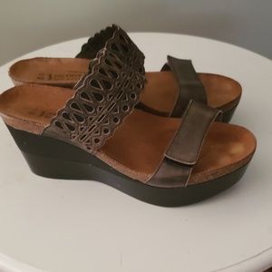 Naot wedges